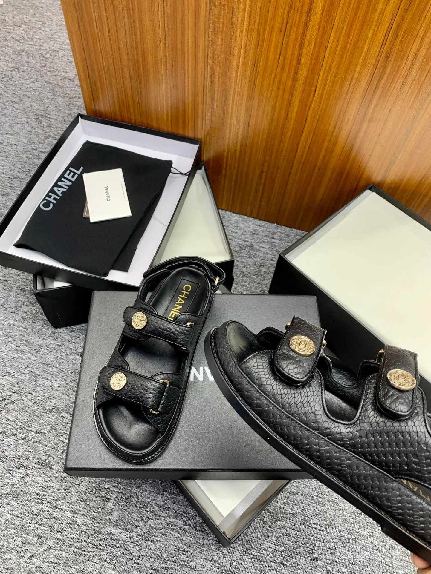 👟👟Ex-factory price 480👟👟 👑Crown👑Top purchasing version✈️ CHANEL Xiaoxiang 2022 spring and summer latest season double C Velcro casual sandals! Summer beach sandals 🏖️! A sandal that is super comfortable on your feet! A must-have classic! ✊Adhere to the original 1:1 mold customization! Feel free to compare! Give you a genuine foot feel! The first choice for high-end customers to purchase ❤️ [Material] 👑 Fabric: Original customized pebbled cowhide/satin buckle 👑 Lining: Original imported water-dyed sheepskin 👑 Outsole: Original open-molded genuine leather outsole [Number of yards] 35-41 (⚠️34/41 needs to be customized, non-refundable and non-exchangeable) [Packaging] 🎁Configured with original packaging